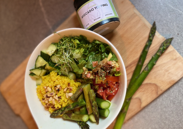 Salatbowl mit Avocado und grünem Spargel Salatbowl mit Avocado und grünem Spargel