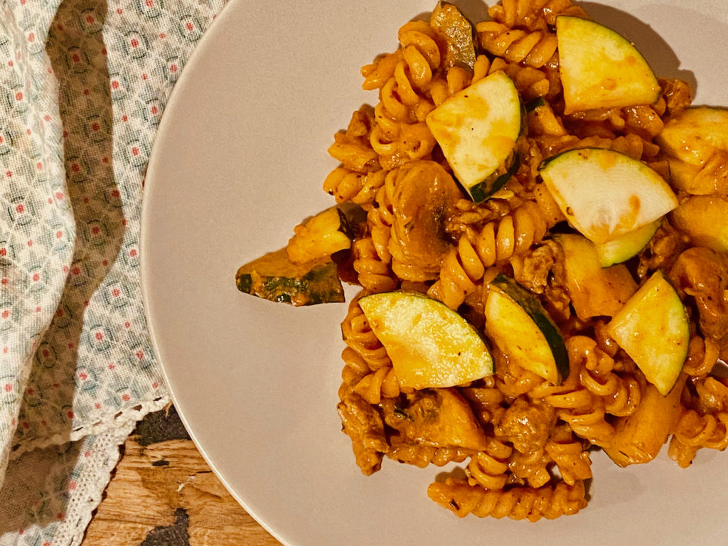 Afrikanische One Pot Nudeln mit Hackfleisch und Zucchini Afrikanische One Pot Nudeln mit Hackfleisch und Zucchini