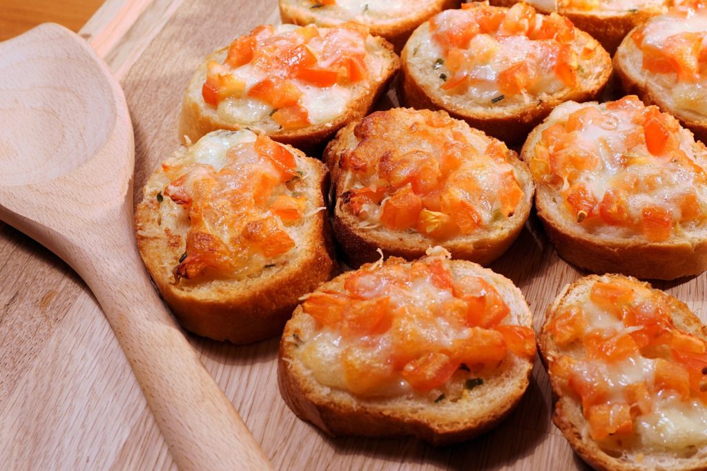Bruschetta Mit Käse überbacken Bruschetta Mit Käse überbacken