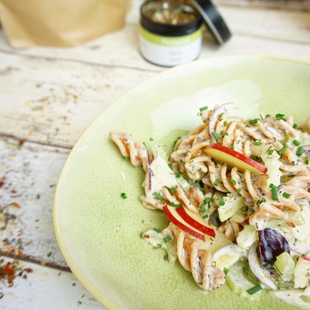 Nudelsalat mit Sellerie und Apfel Nudelsalat mit Sellerie und Apfel