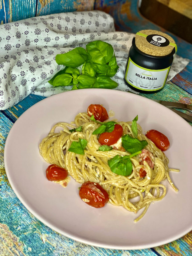 Schnellste Pasta der Welt – Spaghetti trifft Tomate und Feta Schnellste Pasta der Welt - Spaghetti trifft Tomate und Feta