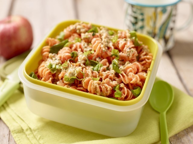 Glutenfreier Nudelsalat mit Rote Linsen Nudeln und Pesto