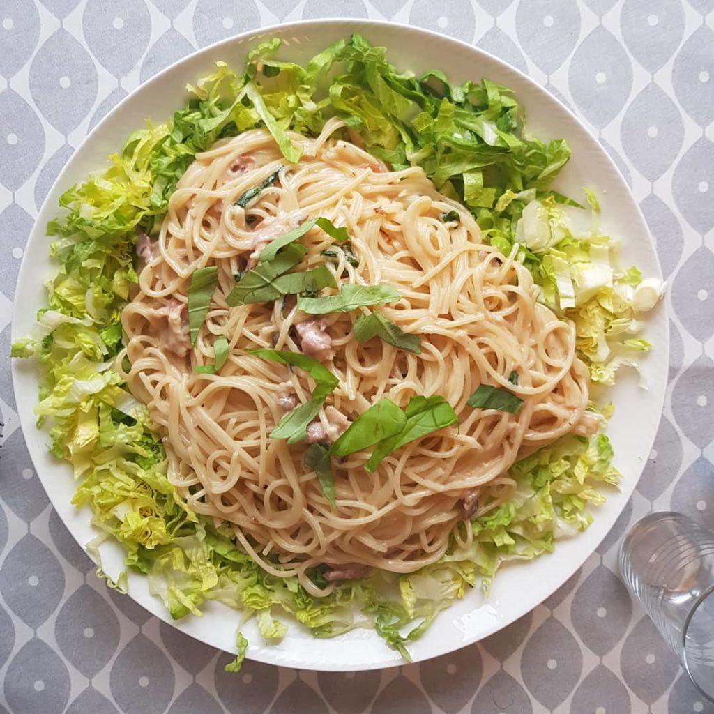 Spaghetti Carbonara auf Salat